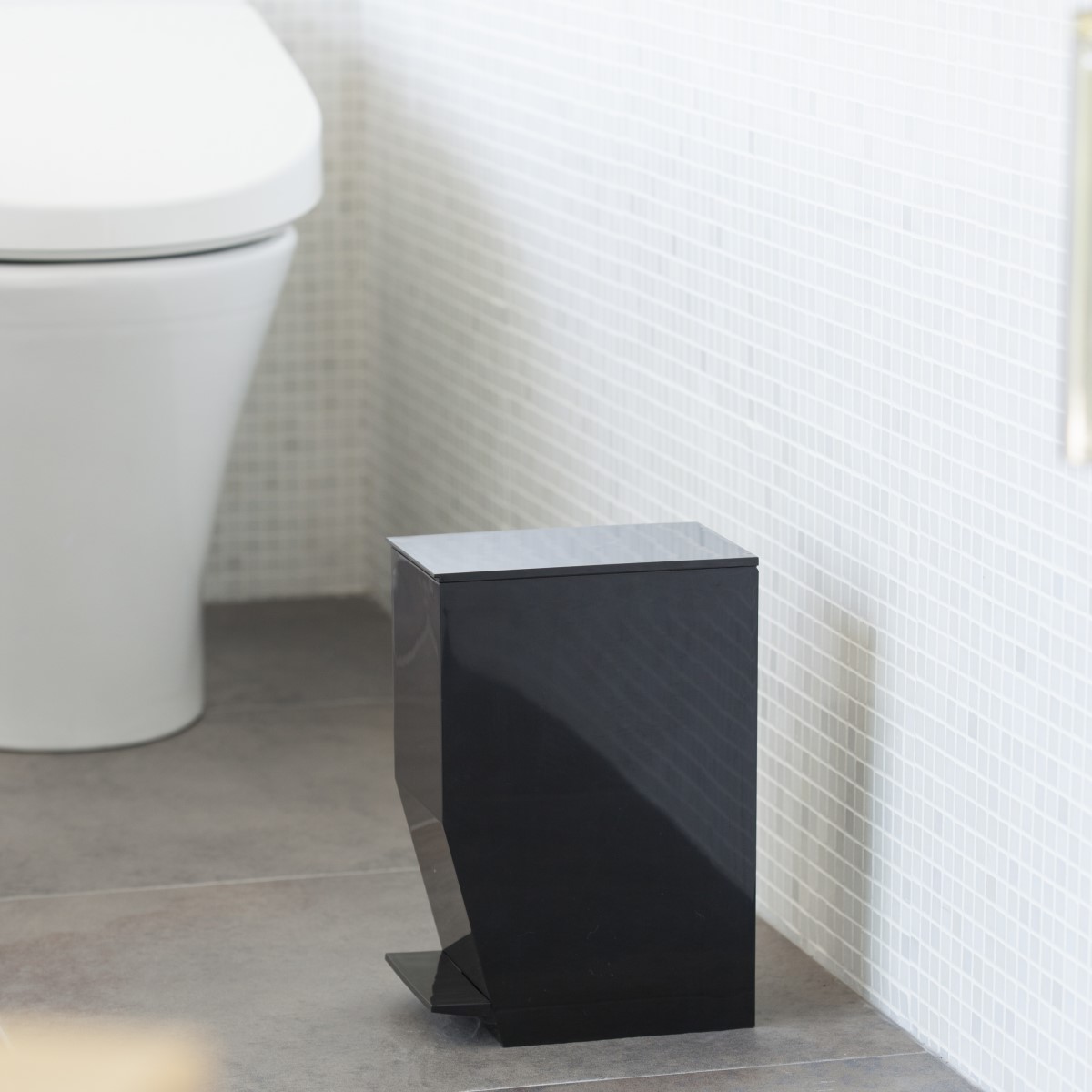 Rectangular wastebasket with pedal