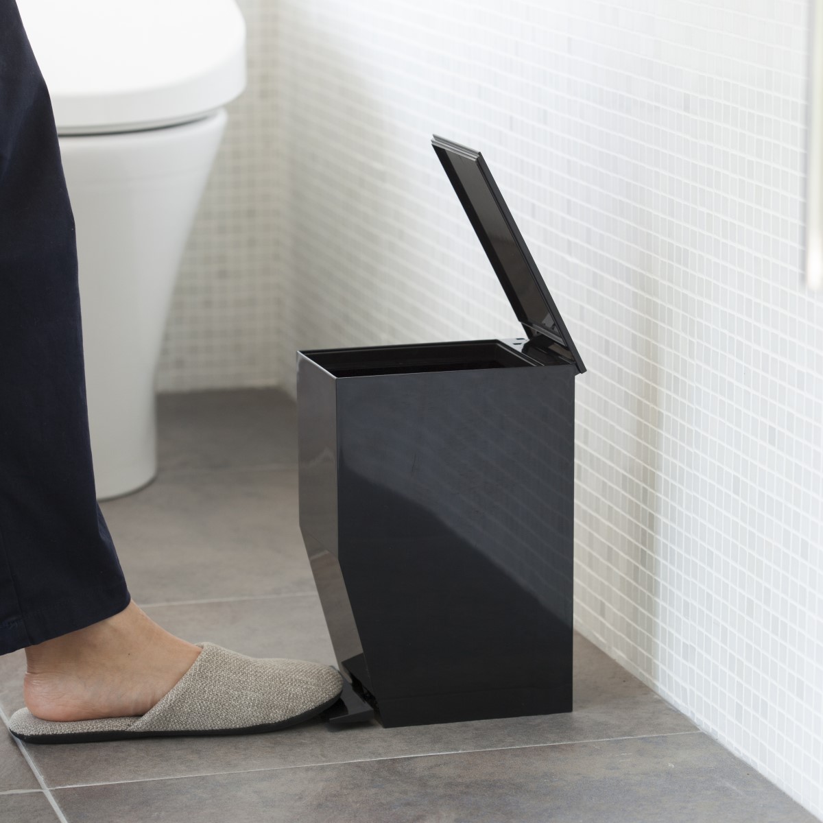 Rectangular wastebasket with pedal