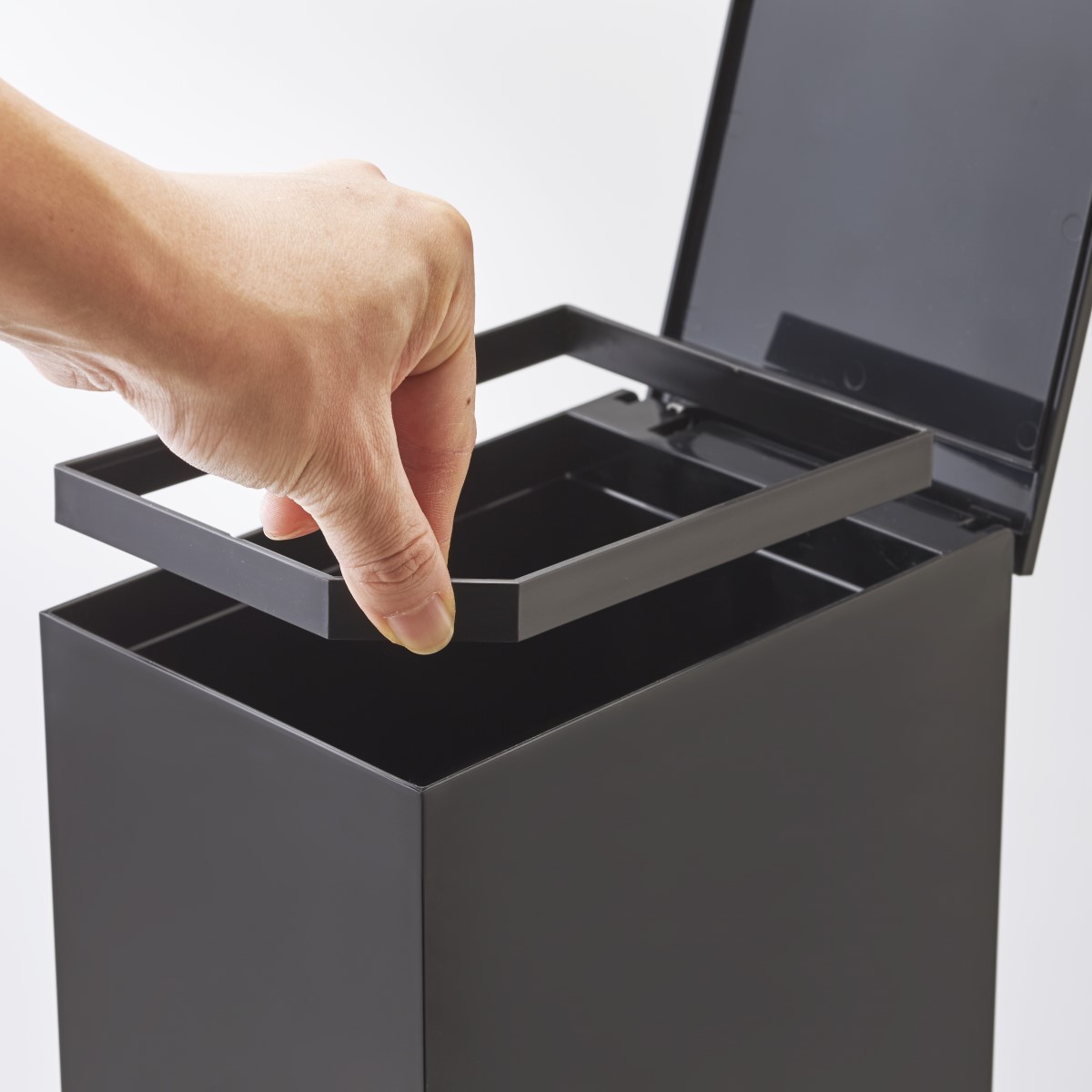 Rectangular wastebasket with pedal