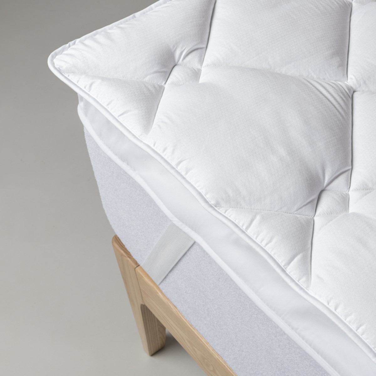 Extra comfort topper 1,000 g microfiber filled with Neotherm® fiber.