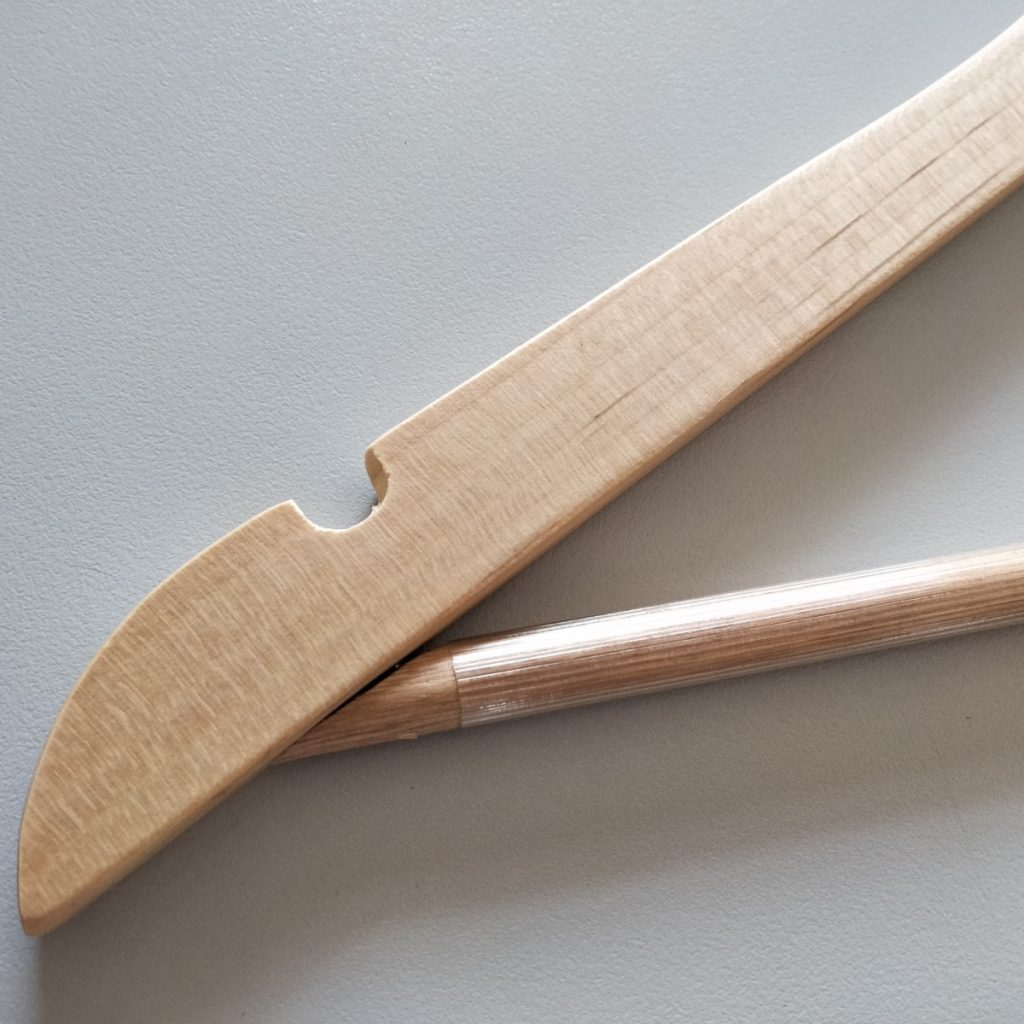 Set of 5 wooden hangers - Image 4