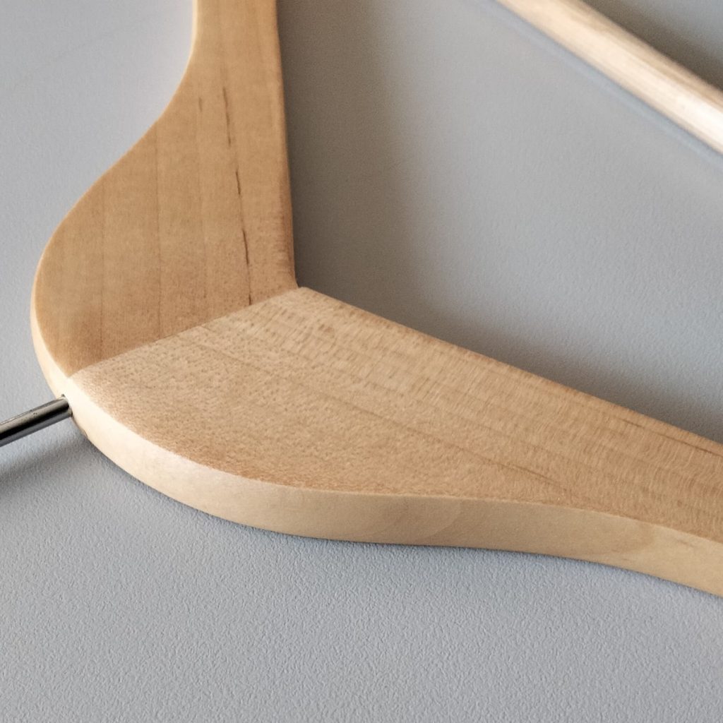 Set of 5 wooden hangers - Image 3